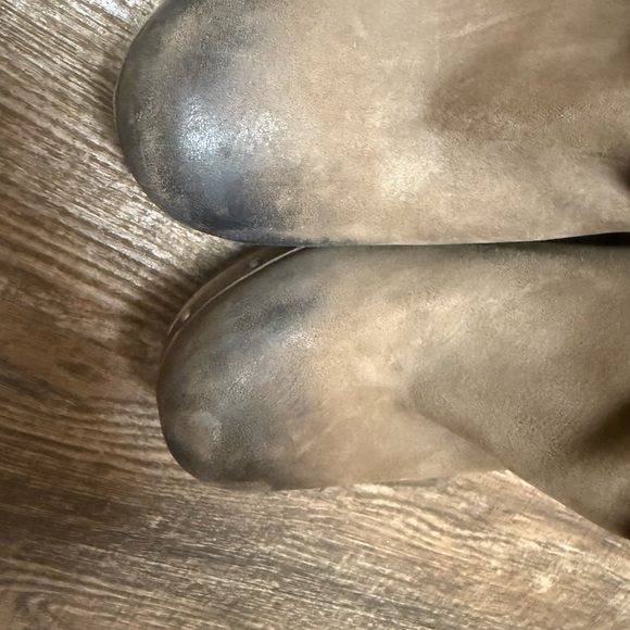 UGG size 7 GUC leather mule studded boots with Sherpa lining - Picture 6 of 16